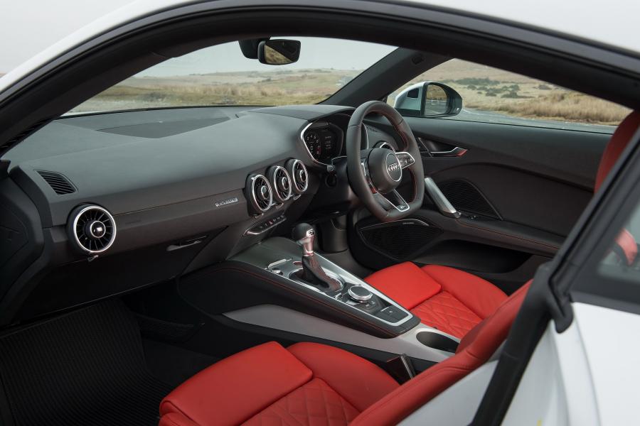 Торпедо Audi TTS Coupe (8S) 2015 года  (UK) (фото 18 из 22)